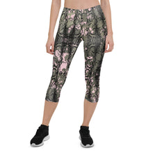 Load image into Gallery viewer, Pink Snake Skin Capri Leggings
